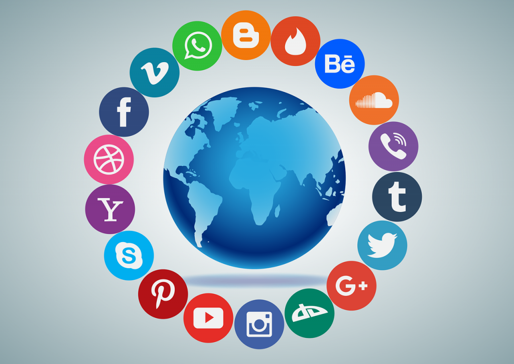 Globo terráqueo rodeado de  logos de distintas redes sociales como Facebook, Whatsapp, Twitter... Algunas de ellas se utilizan en el tercer sector.
